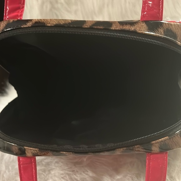 JESSICA SIMPSON MAKEUP/TOILETRY PATENT BAG - Picture 6 of 12